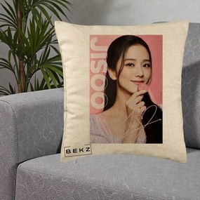 Perna Personalizata K-pop BLACKPINK Jisoo cu Semnatura si Fond Roz, 40x40 cm, Bej, Husa Detasabila, Perna Inclusa, BEKZ®