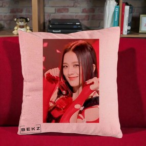 Perna Personalizata K-pop BLACKPINK Jisoo Rosu, 40x40 cm, Roz, Husa Detasabila, Perna Inclusa, BEKZ®