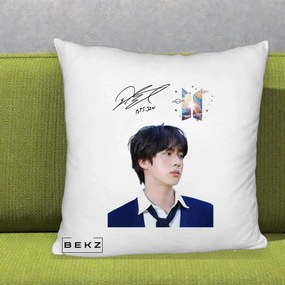 Perna Personalizata K-pop BTS Jin Portret Tinuta Albastra Autograf, 40x40 cm, Alb Pufos, Husa Detasabila, Perna Inclusa, BEKZ®