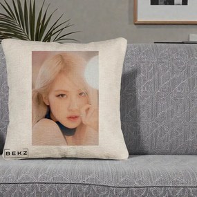 Perna Personalizata K-pop BLACKPINK Rose Blond cu Inel Roz Pastel, 40x40 cm, Bej Canapea, Husa Detasabila, Perna Inclusa, BEKZ®