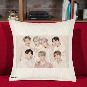 Perna Personalizata K-pop BTS Foto Grup Landscape Pastel, 40x40 cm, Crem Reliefat, Husa Detasabila, Perna Inclusa, BEKZ®