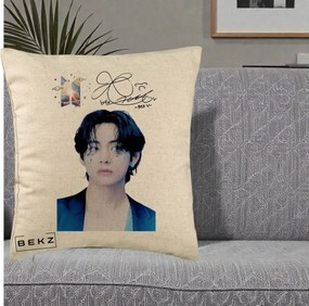 Perna Personalizata K-pop BTS V Taehyung Portret cu Autograf, 40x40 cm, Bej, Husa Detasabila, Perna Inclusa, BEKZ®