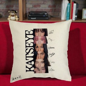 Perna Personalizata K-pop KATSEYE Semnaturi Membre Foto, 40x40 cm, Ecru, Husa Detasabila, Perna Inclusa, BEKZ®
