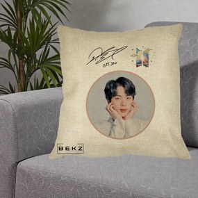 Perna Personalizata K-pop BTS Jin Portret cu Autograf, 40x40 cm, Crem, Husa Detasabila, Perna Inclusa, BEKZ®