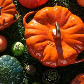 Oala din fonta in forma de dovleac Staub Pumpkin P687129, 24 cm, 3,45 l, Toate plitele inclusiv inductie si cuptor pana la 240°C, Acoperire emailata, Portocaliu