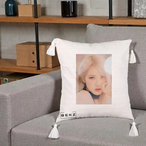 Perna Personalizata K-pop BLACKPINK Rose Blond cu Inel Roz Pastel, 40x40 cm, Bej cu Franjuri, Husa Detasabila, Perna Inclusa, BEKZ®