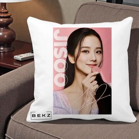 Perna Personalizata K-pop BLACKPINK Jisoo cu Semnatura si Fond Roz, 40x40 cm, Alba Mata, Husa Detasabila, Perna Inclusa, BEKZ®