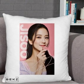 Perna Personalizata K-pop BLACKPINK Jisoo cu Semnatura si Fond Roz, 40x40 cm, Alb Pufos, Husa Detasabila, Perna Inclusa, BEKZ®