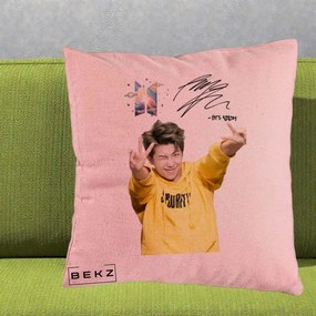 Perna Personalizata K-pop BTS RM Namjoon Hanorac Galben Autograf, 40x40 cm, Roz, Husa Detasabila, Perna Inclusa, BEKZ®