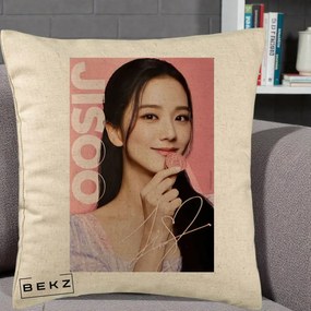 Perna Personalizata K-pop BLACKPINK Jisoo cu Semnatura si Fond Roz, 40x40 cm, Bej, Husa Detasabila, Perna Inclusa, BEKZ®