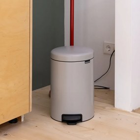 Cos de gunoi cu pedala Brabantia NewIcon 1010440, 12 l, Inchidere lenta, Baza antiderapanta, Gri deschis