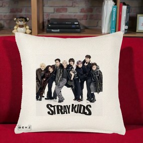 Perna Personalizata K-pop Stray Kids Outfit Negru, 40x40 cm, Crem Reliefat, Husa Detasabila, Perna Inclusa, BEKZ®