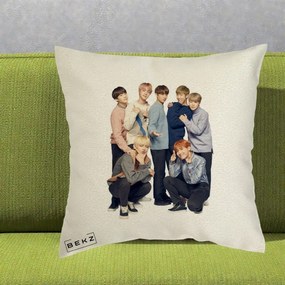 Perna Personalizata K-pop BTS Foto Grup In Picioare Tricoturi, 40x40 cm, Ecru, Husa Detasabila, Perna Inclusa, BEKZ®