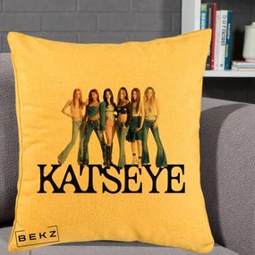 Perna Personalizata K-pop KATSEYE Foto Grup Blugi, 40x40 cm, Galben, Husa Detasabila, Perna Inclusa, BEKZ®