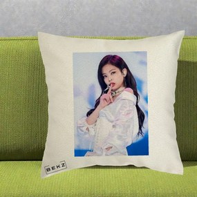 Perna Personalizata K-pop BLACKPINK Jennie Concert Alb cu Microfon, 40x40 cm, Ecru, Husa Detasabila, Perna Inclusa, BEKZ®