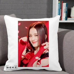 Perna Personalizata K-pop BLACKPINK Jisoo Rosu, 40x40 cm, Alba Mata, Husa Detasabila, Perna Inclusa, BEKZ®