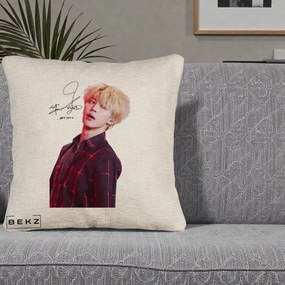 Perna Personalizata K-pop BTS Jimin Portret Artistic par Blond Autograf, 40x40 cm, Bej Canapea, Husa Detasabila, Perna Inclusa, BEKZ®