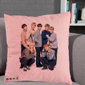 Perna Personalizata K-pop BTS Foto Grup In Picioare Tricoturi, 40x40 cm, Roz, Husa Detasabila, Perna Inclusa, BEKZ®