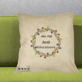 Cadou pentru Educatoare - Perna Personalizata Cea mai Buna Educatoare cu Coronita Florala Colorata, 40x40 cm, Crem, Husa Detasabila, Perna Inclusa, BEKZ®