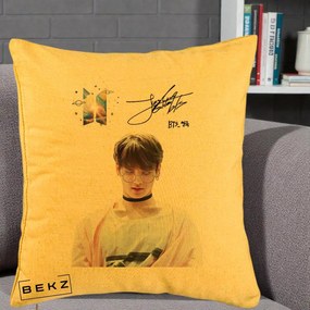 Perna Personalizata K-pop BTS Jungkook Portret cu Ochelari Autograf, 40x40 cm, Galben, Husa Detasabila, Perna Inclusa, BEKZ®