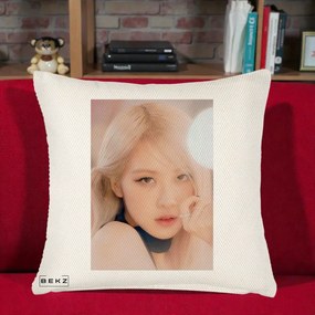 Perna Personalizata K-pop BLACKPINK Rose Blond cu Inel Roz Pastel, 40x40 cm, Crem Reliefat, Husa Detasabila, Perna Inclusa, BEKZ®