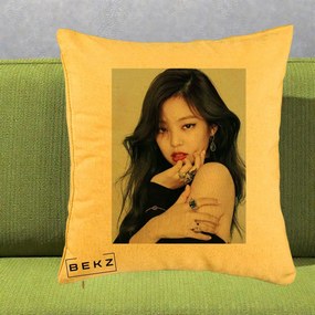 Perna Personalizata K-pop BLACKPINK Jennie Editorial Negru cu Inele, 40x40 cm, Galben, Husa Detasabila, Perna Inclusa, BEKZ®