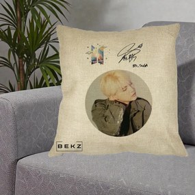 Perna Personalizata K-pop BTS Suga Portret cu Autograf, 40x40 cm, Crem, Husa Detasabila, Perna Inclusa, BEKZ®
