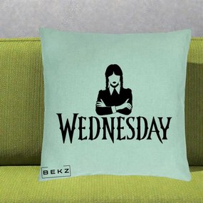 Perna Personalizata Wednesday Addams cu Brate Incrucisate, 40x40 cm, Verde Menta, Husa Detasabila, Perna Inclusa, BEKZ®