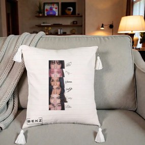 Perna Personalizata K-pop KATSEYE Semnaturi fara Foto, 40x40 cm, Bej cu Franjuri, Husa Detasabila, Perna Inclusa, BEKZ®