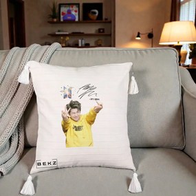 Perna Personalizata K-pop BTS RM Namjoon Hanorac Galben Autograf, 40x40 cm, Bej cu Franjuri, Husa Detasabila, Perna Inclusa, BEKZ®
