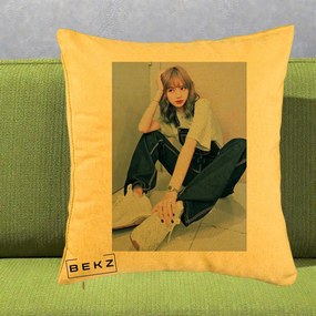 Perna Personalizata K-pop BLACKPINK Lisa, 40x40 cm, Galben, Husa Detasabila, Perna Inclusa, BEKZ®