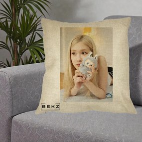 Perna Personalizata K-pop BLACKPINK Rose cu Papusa Iepure, 40x40 cm, Crem, Husa Detasabila, Perna Inclusa, BEKZ®