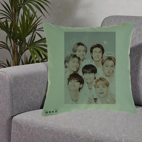 Perna Personalizata K-pop BTS Foto Grup Cute cu Animatii si 7 Membrii, 40x40 cm, Verde, Husa Detasabila, Perna Inclusa, BEKZ®