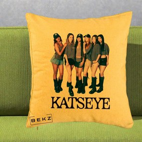 Perna Personalizata K-pop KATSEYE Grup Foto Tinute Gri, 40x40 cm, Galben, Husa Detasabila, Perna Inclusa, BEKZ®