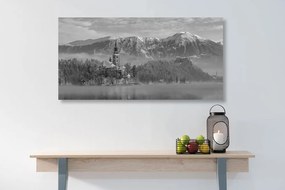 Tablou biserică lângă lac în Bled Slovenia alb-negru