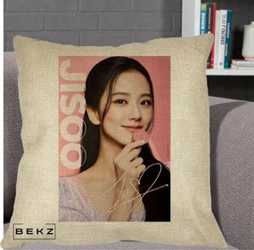 Perna Personalizata K-pop BLACKPINK Jisoo cu Semnatura si Fond Roz, 40x40 cm, Crem, Husa Detasabila, Perna Inclusa, BEKZ®