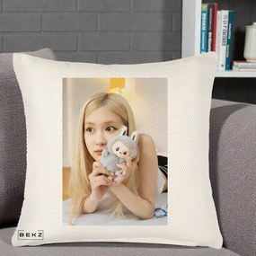 Perna Personalizata K-pop BLACKPINK Rose cu Papusa Iepure, 40x40 cm, Crem Reliefat, Husa Detasabila, Perna Inclusa, BEKZ®