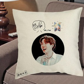 Perna Personalizata K-pop BTS J-Hope Portret cu Autograf, 40x40 cm, Ecru, Husa Detasabila, Perna Inclusa, BEKZ®