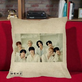 Perna Personalizata K-pop Stray Kids Foto Grup All-White Landscape, 40x40 cm, Crem, Husa Detasabila, Perna Inclusa, BEKZ®