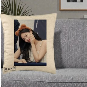 Perna Personalizata K-pop BLACKPINK Jennie Cute cu Diadema Ursulet, 40x40 cm, Bej, Husa Detasabila, Perna Inclusa, BEKZ®