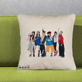 Perna Personalizata Grup K-pop Fete in Picioare Foto, 40x40 cm, Bej Canapea, Husa Detasabila, Perna Inclusa, BEKZ®