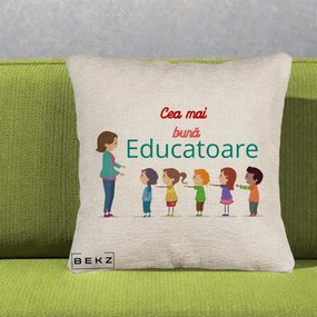 Cadou pentru Educatoare - Perna Personalizata Cea mai Buna Educatoare cu Ilustratie Copii si Educatoare, 40x40 cm, Bej Canapea, Husa Detasabila, Perna Inclusa, BEKZ®