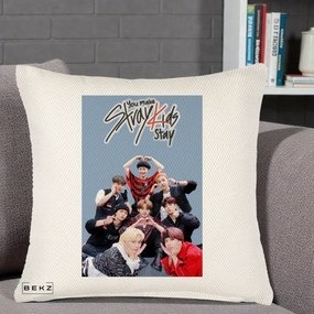 Perna Personalizata K-pop Stray Kids You Make Stray Kids Stay cu Foto Grup, 40x40 cm, Crem Reliefat, Husa Detasabila, Perna Inclusa, BEKZ®
