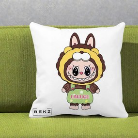 Perna Personalizata Labubu Leu Galben cu Salopeta, 40x40 cm, Alba Mata, Husa Detasabila, Perna Inclusa, BEKZ®