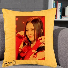 Perna Personalizata K-pop BLACKPINK Jisoo Rosu, 40x40 cm, Galben, Husa Detasabila, Perna Inclusa, BEKZ®