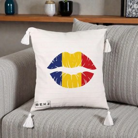 Perna Personalizata Buze Tricolor Romania, 40x40 cm, Bej cu Franjuri, Husa Detasabila, Perna Inclusa, BEKZ®