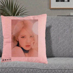 Perna Personalizata K-pop BLACKPINK Rose Blond cu Inel Roz Pastel, 40x40 cm, Roz, Husa Detasabila, Perna Inclusa, BEKZ®