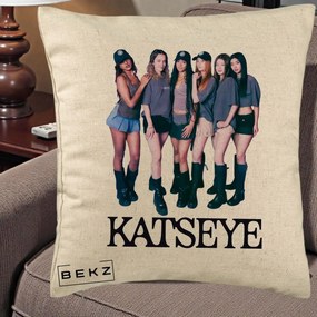 Perna Personalizata K-pop KATSEYE Grup Foto Tinute Gri, 40x40 cm, Bej, Husa Detasabila, Perna Inclusa, BEKZ®