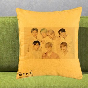 Perna Personalizata K-pop BTS Foto Grup Landscape Pastel, 40x40 cm, Galben, Husa Detasabila, Perna Inclusa, BEKZ®
