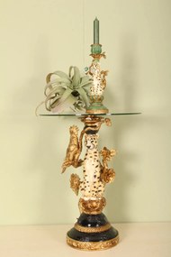 Măsuță laterală sculptată rotundă, auriu și negru, cu bază în formă de leopard și blat din sticlă, 51,5 x 40 cm, „Léopold”